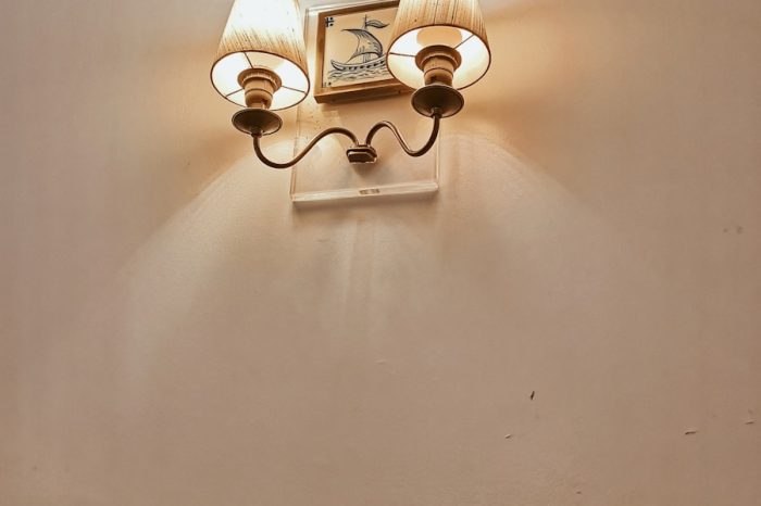 Photo Cream style ceramic wall lamp