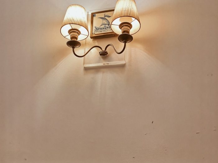 Photo Cream style ceramic wall lamp