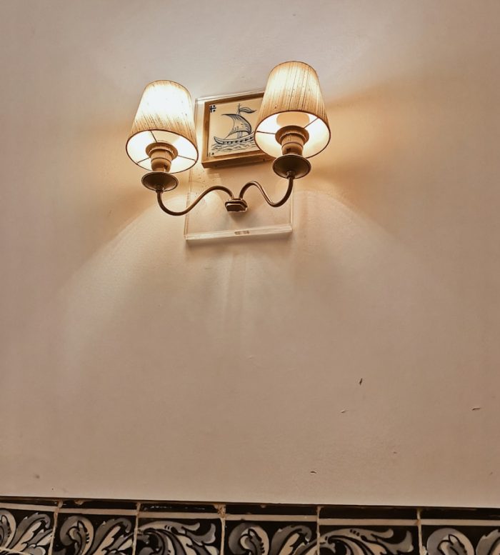 Photo Cream style ceramic wall lamp