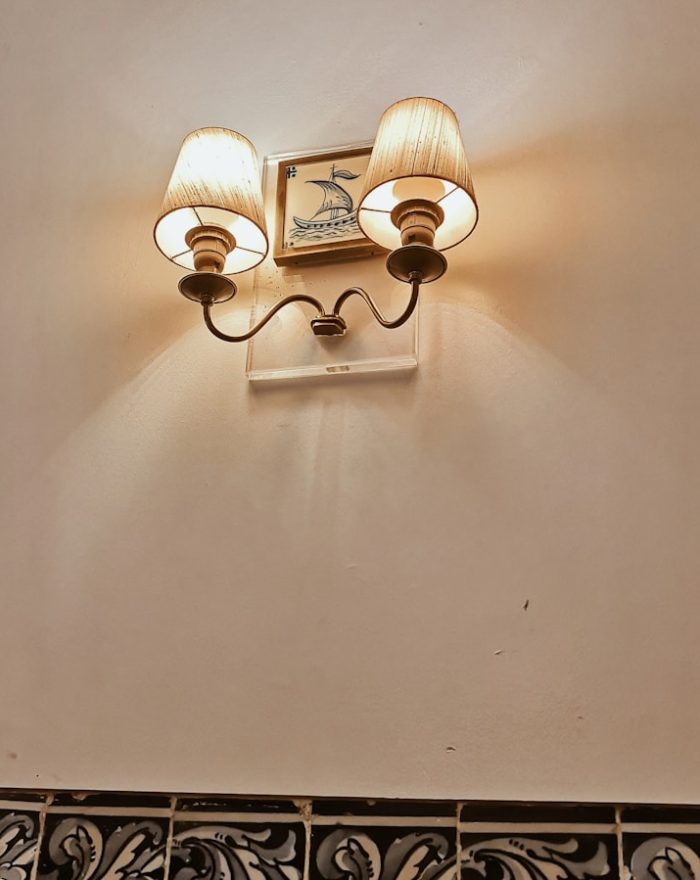 Photo Cream style ceramic wall lamp