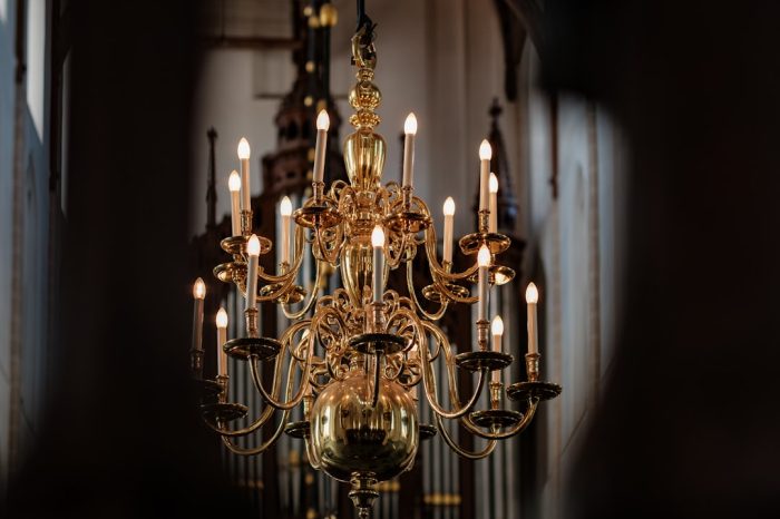 Photo cottage brass chandelier